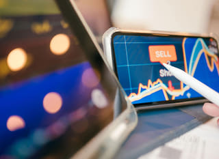 Operador de múltiples mercados revisando alternativas en Bitcoin, Ethereum y forex